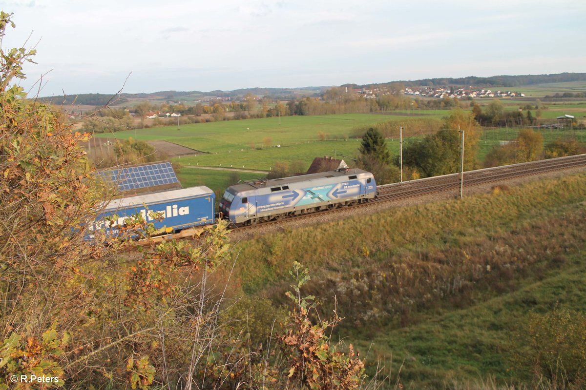 152 134 zieht einen Wechselpritschenzug nach München bei Fahlenbach. 21.10.17