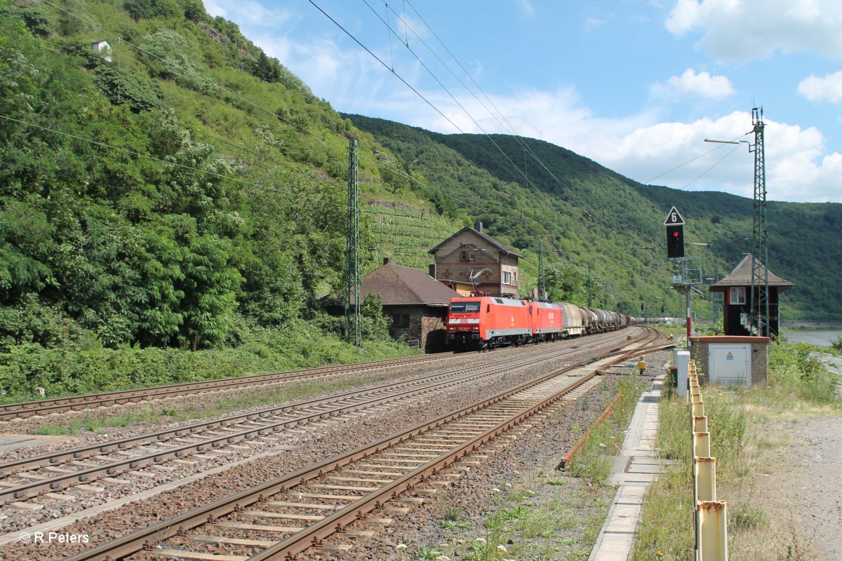 152 140-0 und 145 054-3 mit einem gemischten Güterzug in Kaub. 15.07.14