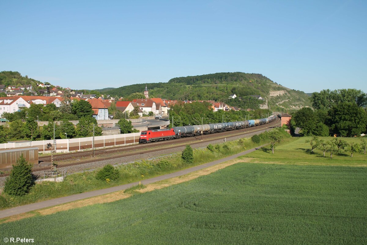 152 140-0 zieht mit einem Kesselzug durch retzbach-Zellingen. 02.06.21