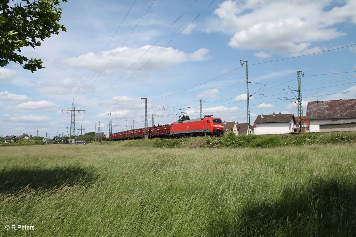 152 142-6 durchfhrt Biblis mit einem gemischten Gterzug in Richtung Mannheim. 19.05.15