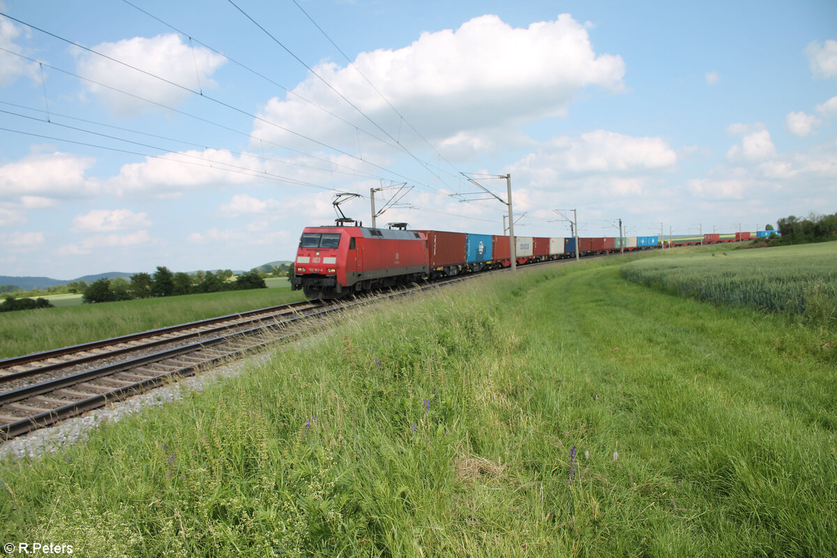 152 143-4 zieht bei Uffenheim ein Containerzug in Richtung Norden. 04.06.24