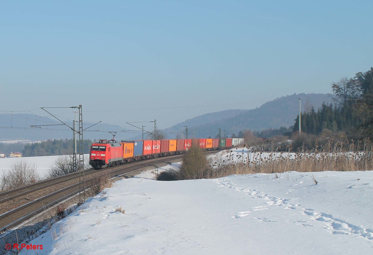 152 148-3 zieht bei Darshofen einen Containerzug. 21.01.17