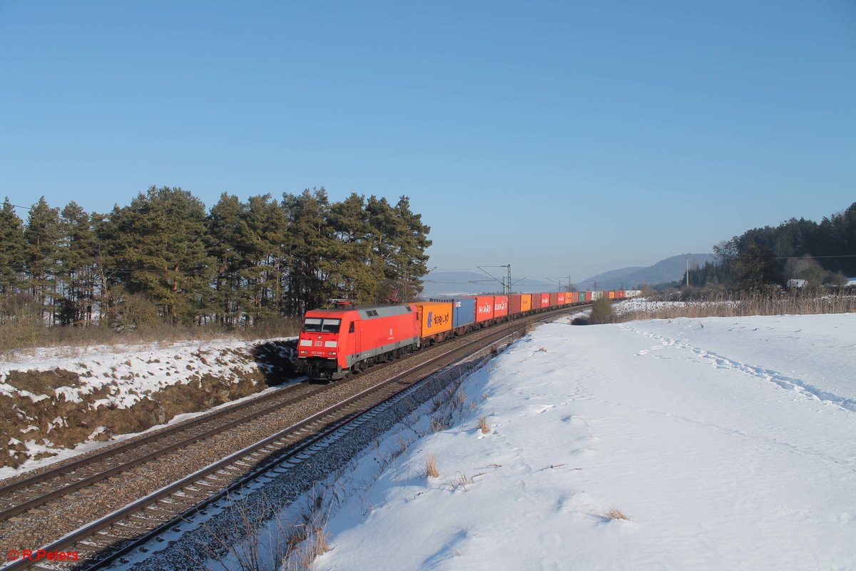 152 148-3 zieht bei Darshofen einen Containerzug. 21.01.17