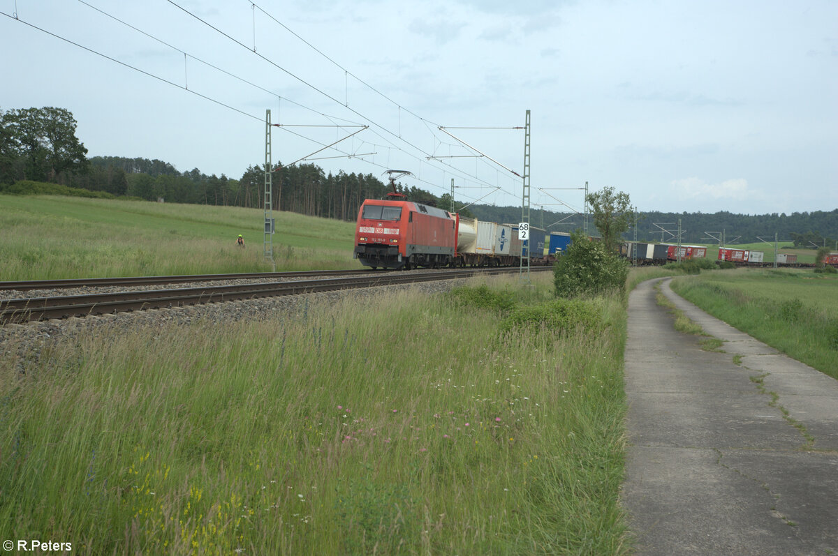 152 155-8 zieht bei Oberdachstetten ein KLV Zug in Richtung Norden. 08.06.24