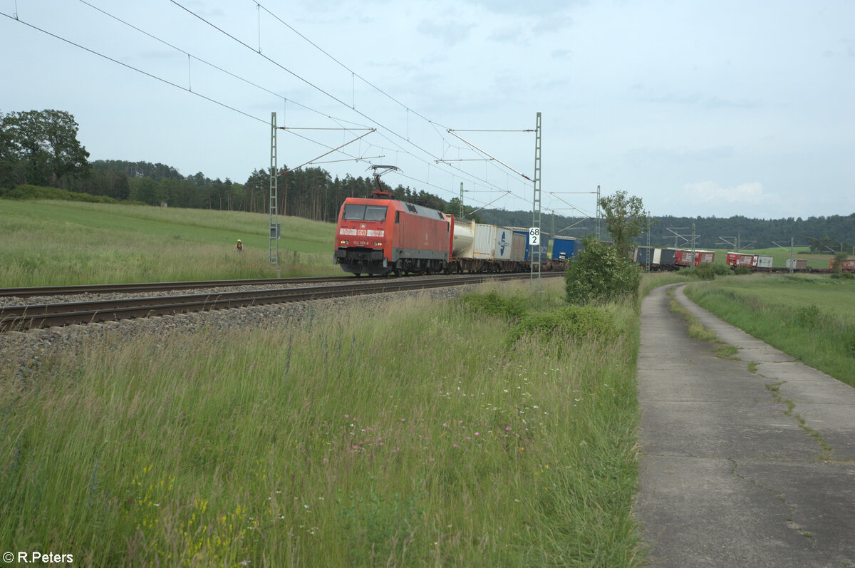 152 155-8 zieht bei Oberdachstetten ein KLV Zug in Richtung Norden. 08.06.24