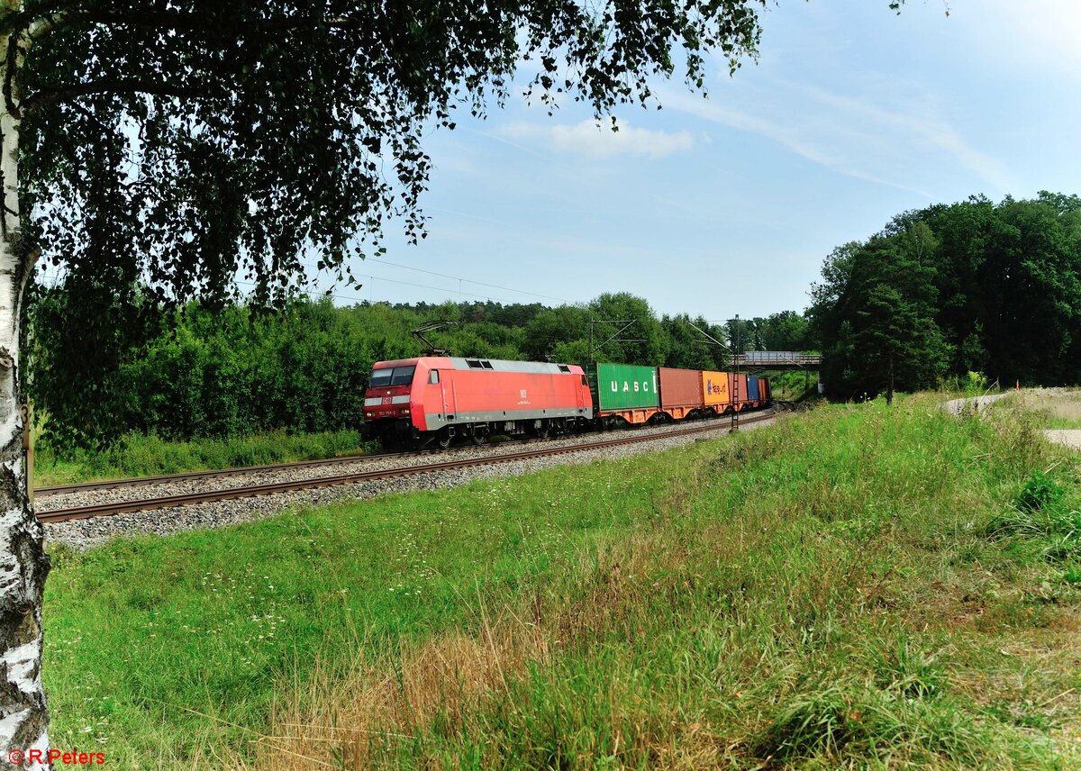 152 158-2 mit einem Containerzug bei Sinsgrün. 21.08.21