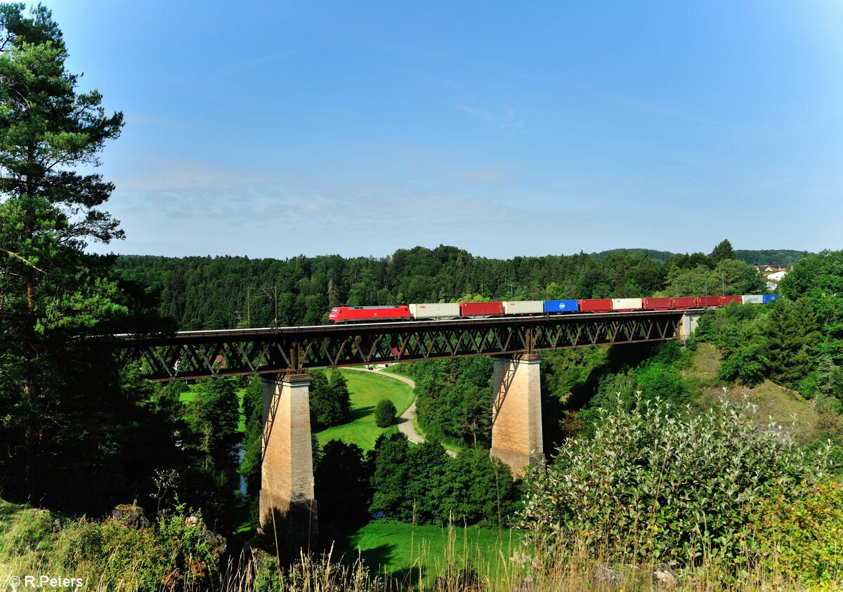152 158 überquert das Viadukt bei Beratzhausen mit einem Containerzug gen Süden. 21.08.21