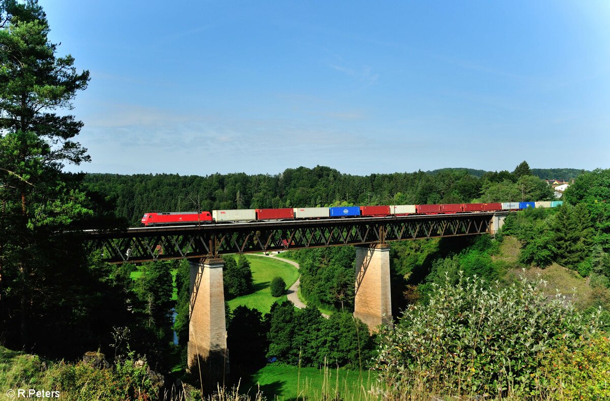 152 158 überquert das Viadukt bei Beratzhausen mit einem Containerzug gen Süden. 21.08.21