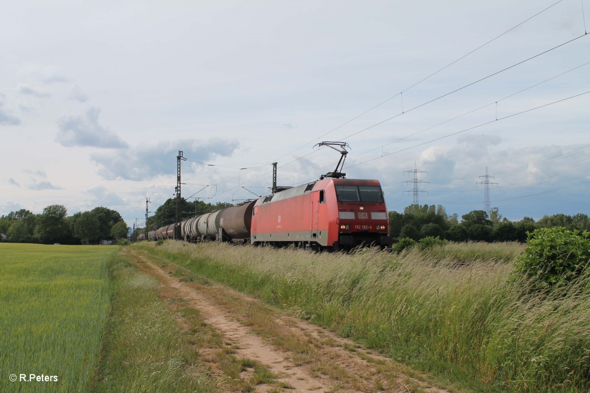 152 162-4 zieht ein Kesselzug durch die Netztrennstelle Bischofsheim. 30.05.15