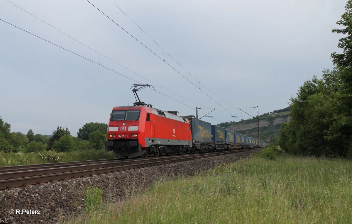 152 164-0 zieht bei Thüngersheim den LKW-Walter gen Würzburg. 02.06.15