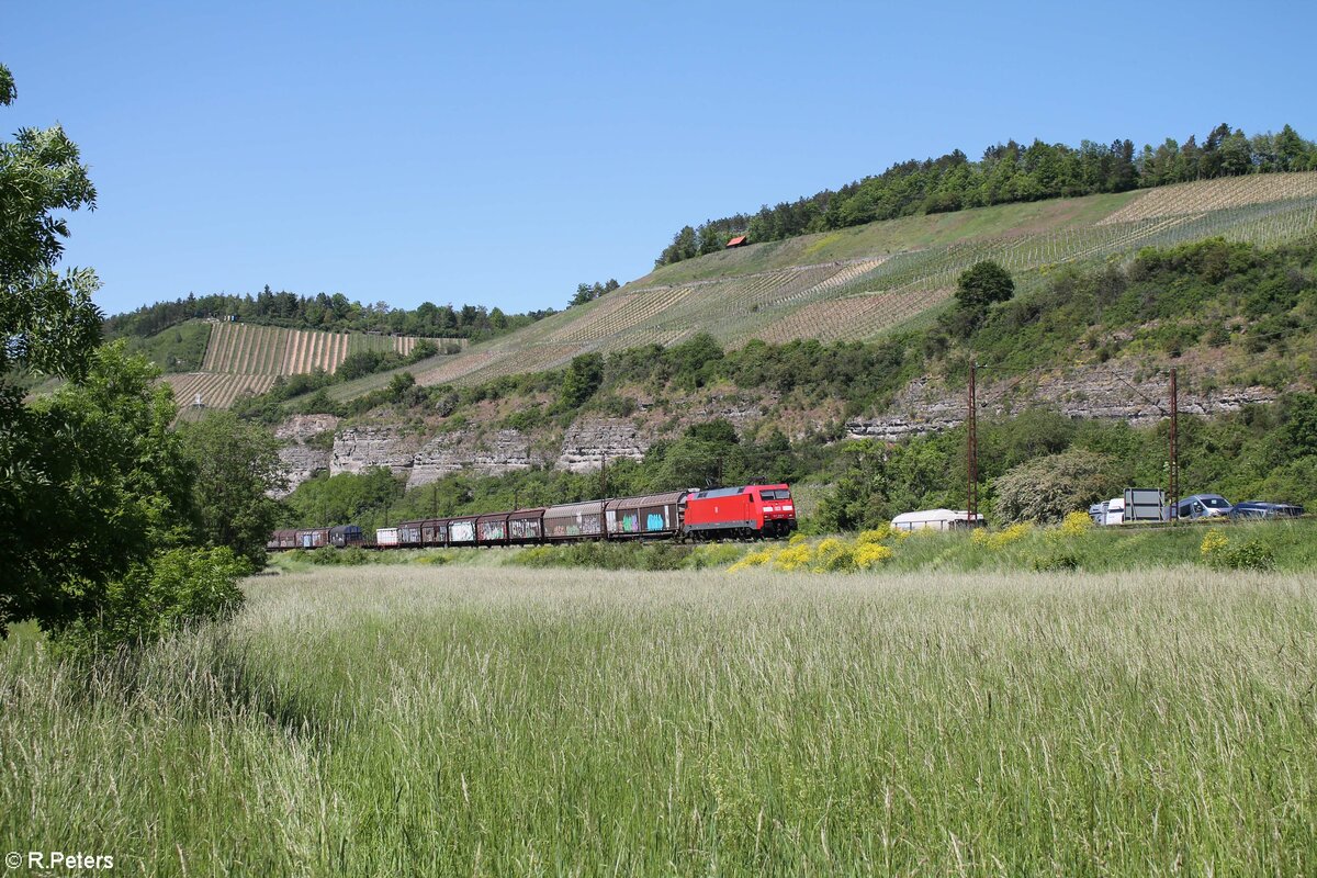 152 166-5 zieht mit einem gemischten Güterzug bei Himmelstadt gen Süden. 02.06.21