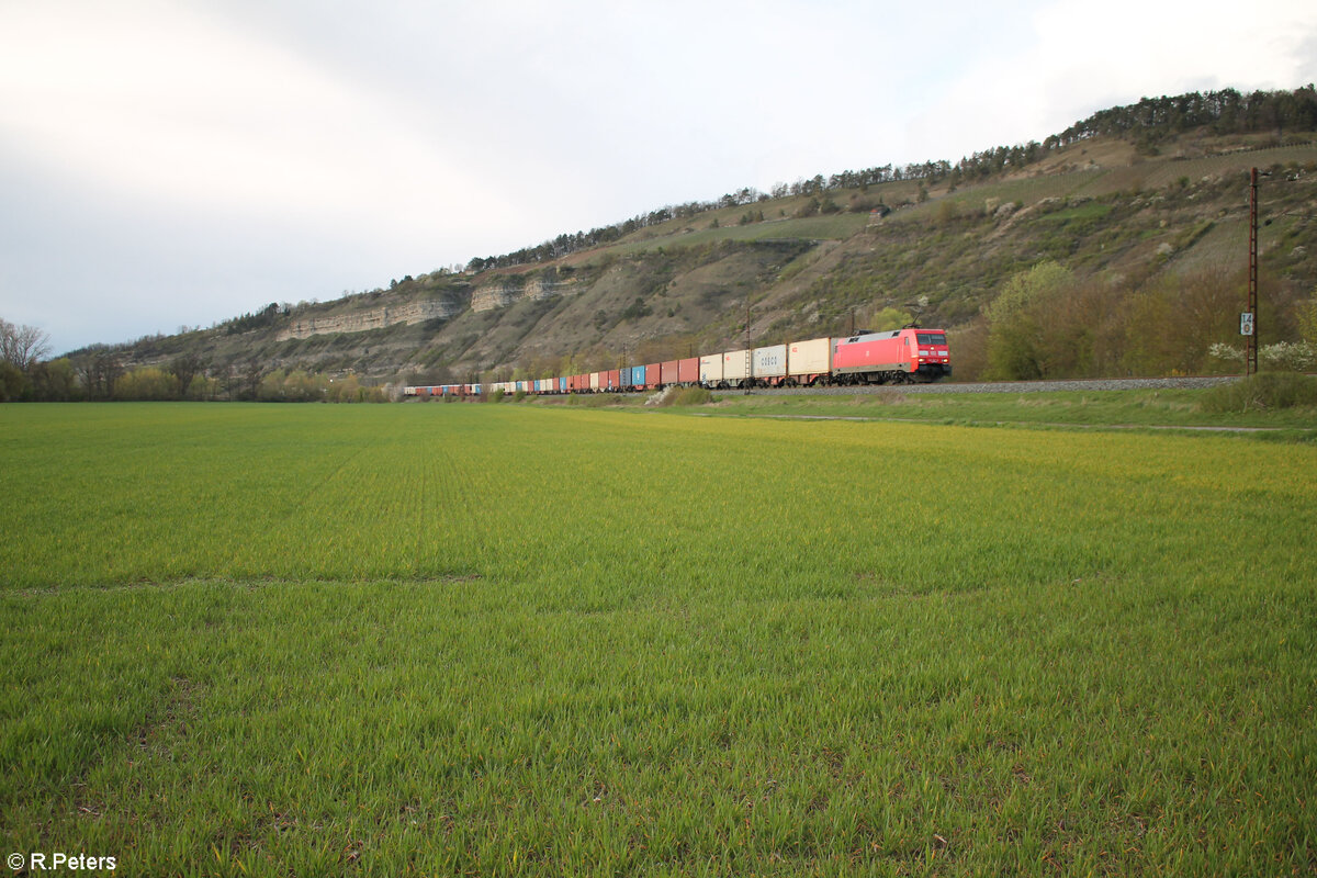 152 167-3 zieht bei Thngersheim ein Containerzug gen Sden. 28.03.24