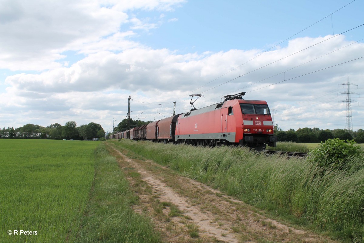 152 167-3 zieht einen gemischten Gterzug bei der Stromkreistrennstelle bei Bischofsheim in Richtung Gro-Gerau. 19.05.15