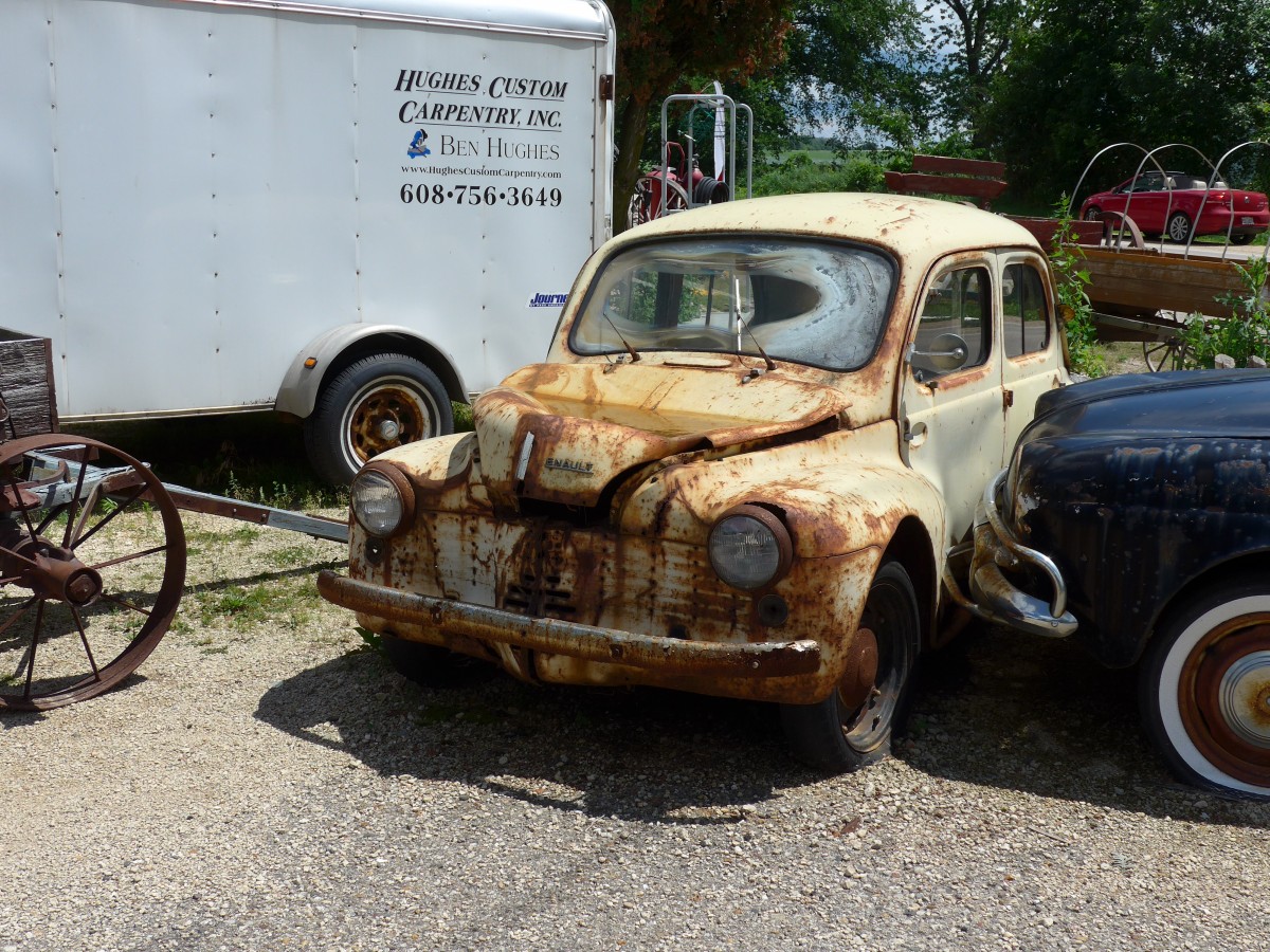 (152'146) - Alter Renault am 8. Juli 2014 in Emerald Grove, Antiques Mall