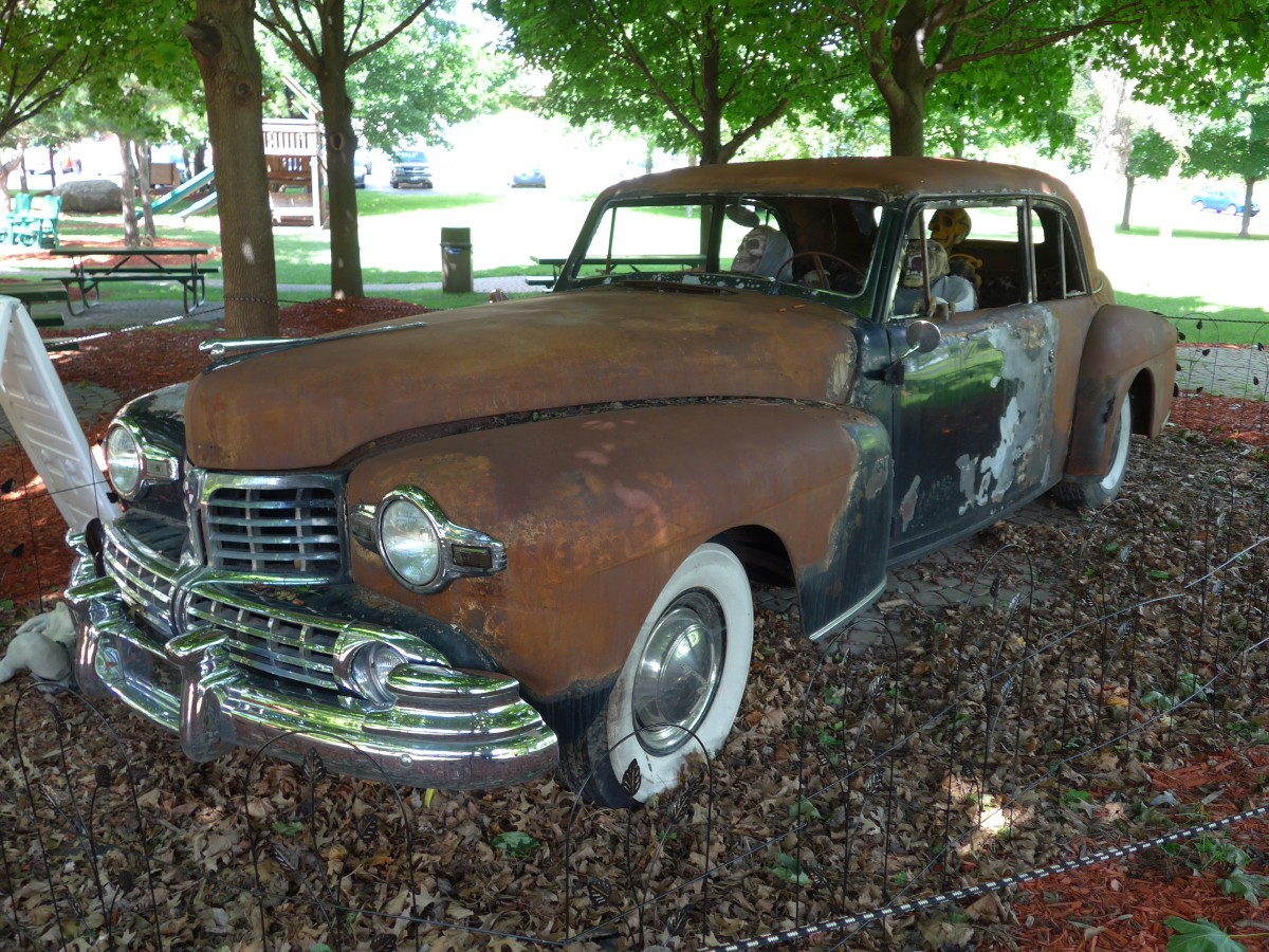 (152'256) - Rostlaube mit Skeletten am 9. Juli 2014 in Volo, Auto Museum