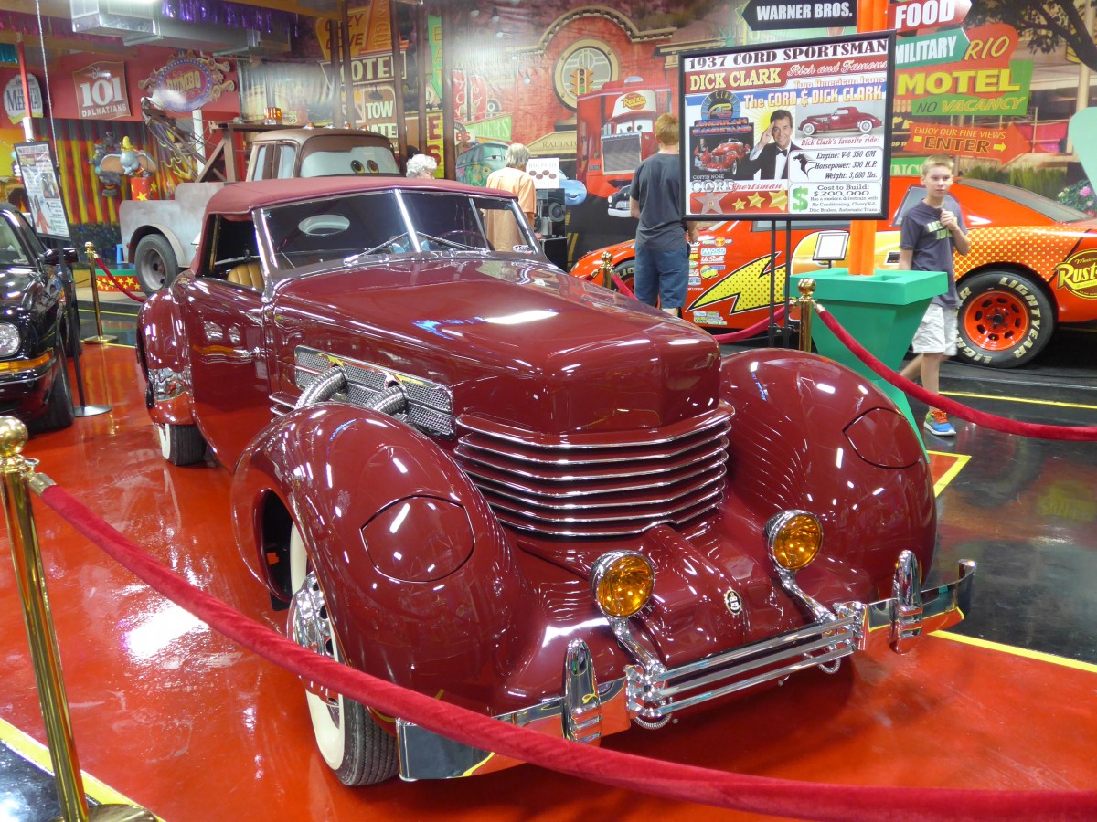 (152'398) - Cord Sportsman - Jahrgang 1937 - von  Dick Clark  am 9. Juli 2014 in Volo, Auto Museum