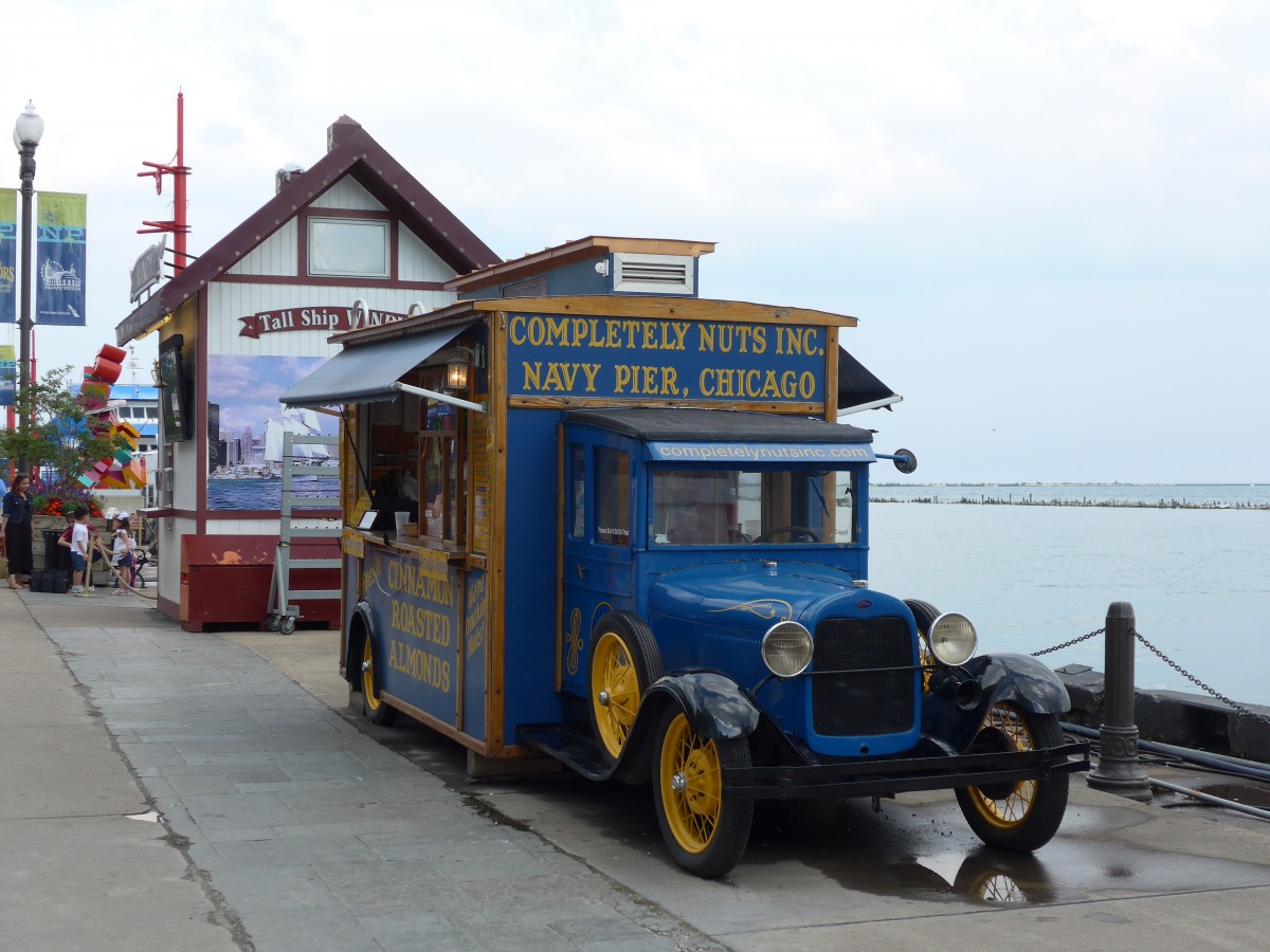 (152'751) - Ford Verpflegungswagen am 14. Juli 2014 in Chicago, Navy Pier