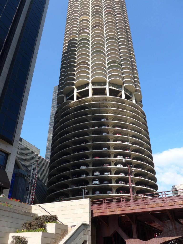 (152'773) - Rundes Parkhaus am 14. Juli 2014 in Chicago