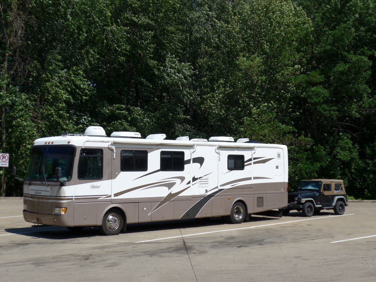 (152'784) - Diplomat-Wohnmobil mit  Anhnger  am 15. Juli 2014 in Erie Pa, Rastplatz