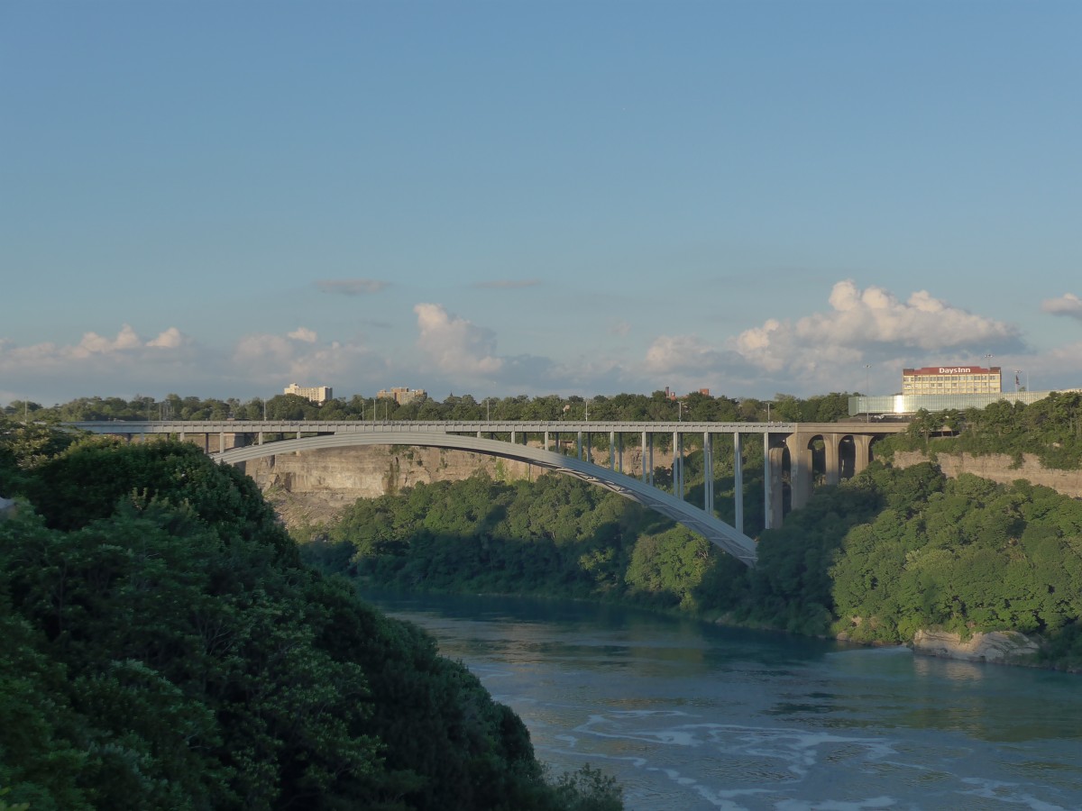 (152'868) - Die Rainbow Brcke am 15. Juli 2014 - die Grenze von Kanada und Amerika