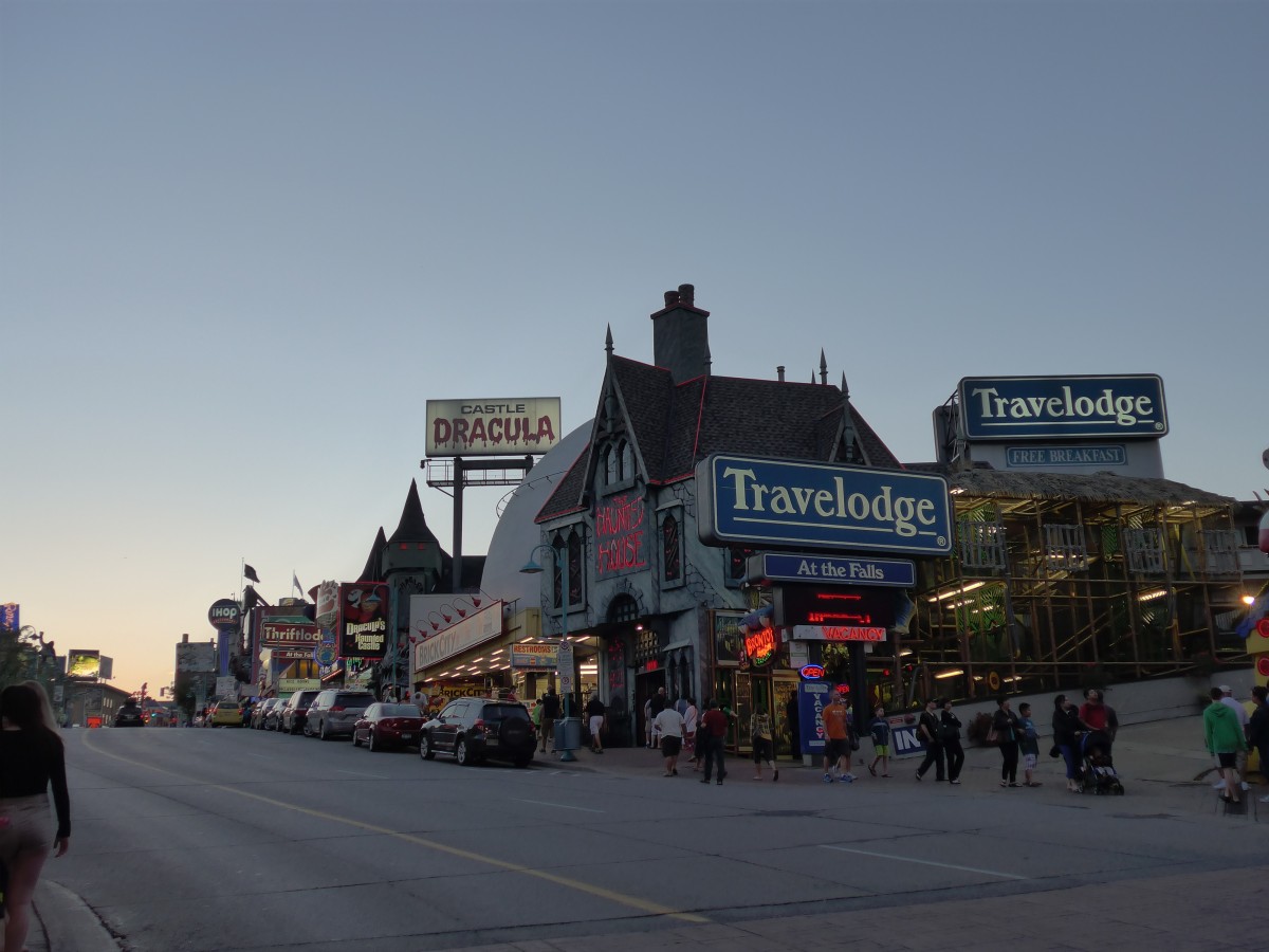 (152'901) - Im Vergngungsviertel von Clifton Hill am 15. Juli 2014
