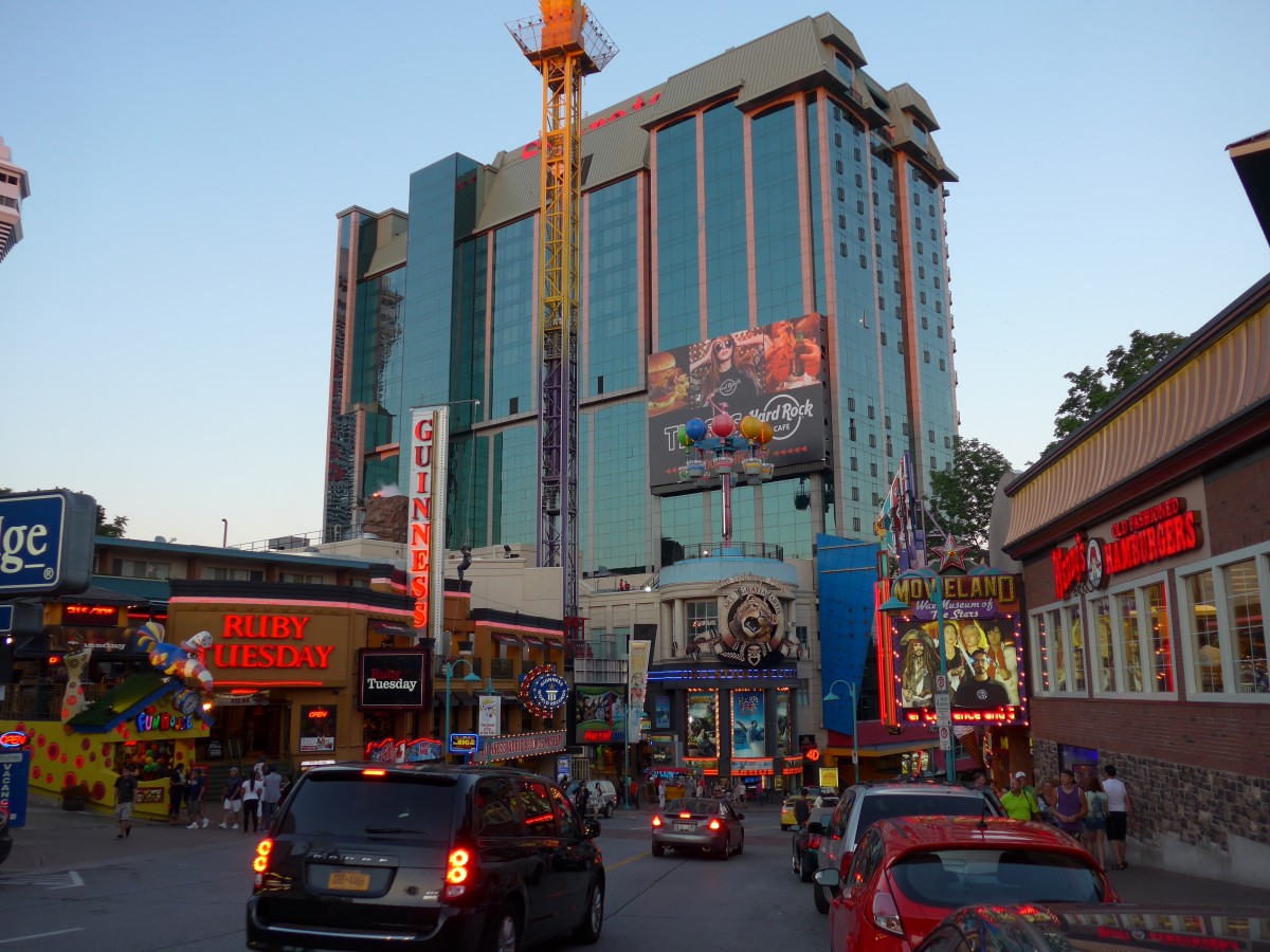 (152'902) - Im Vergngungsviertel von Clifton Hill am 15. Juli 2014