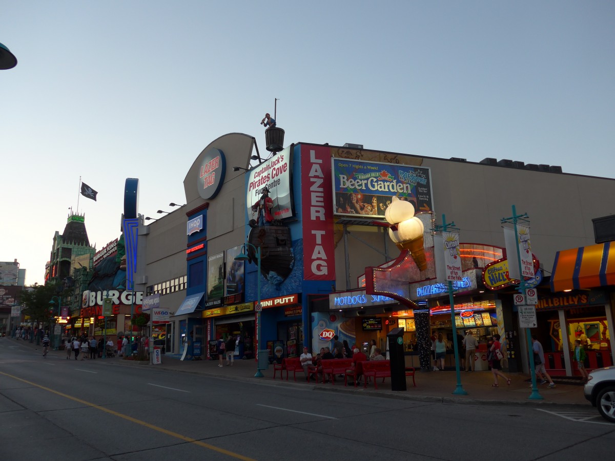 (152'905) - Im Vergngungsviertel von Clifton Hill am 15. Juli 2014