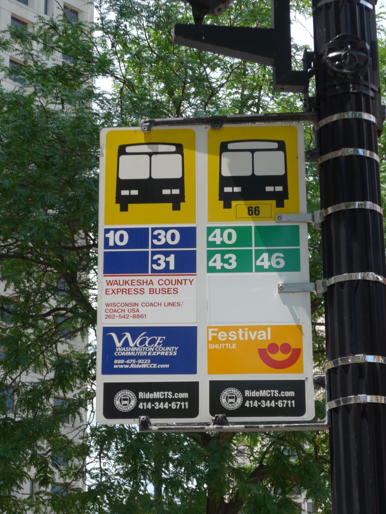 (153'002) - Bus-Haltestelle - in Milwaukee - am 17. Juli 2014