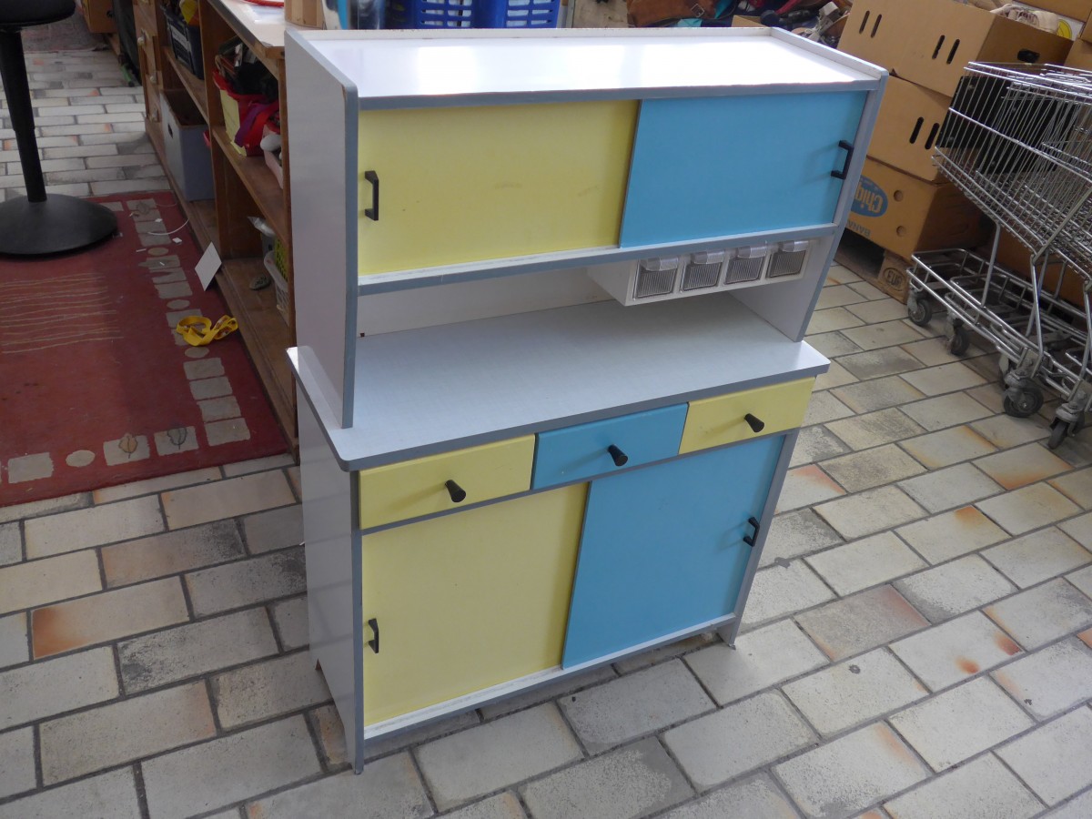 (153'509) - Kinder Kchenschrnkli aus den 60er Jahren am 31. Juli 2014 im BrockiShop