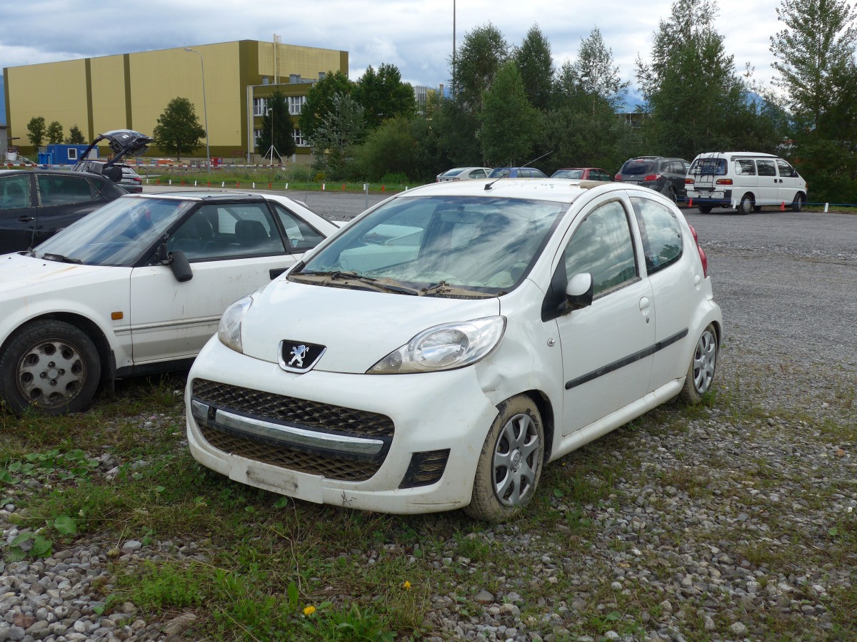 (153'883) - Peugeot am 16. August 2014 nach dem Unwetter in Altsttten, Allmendplatz