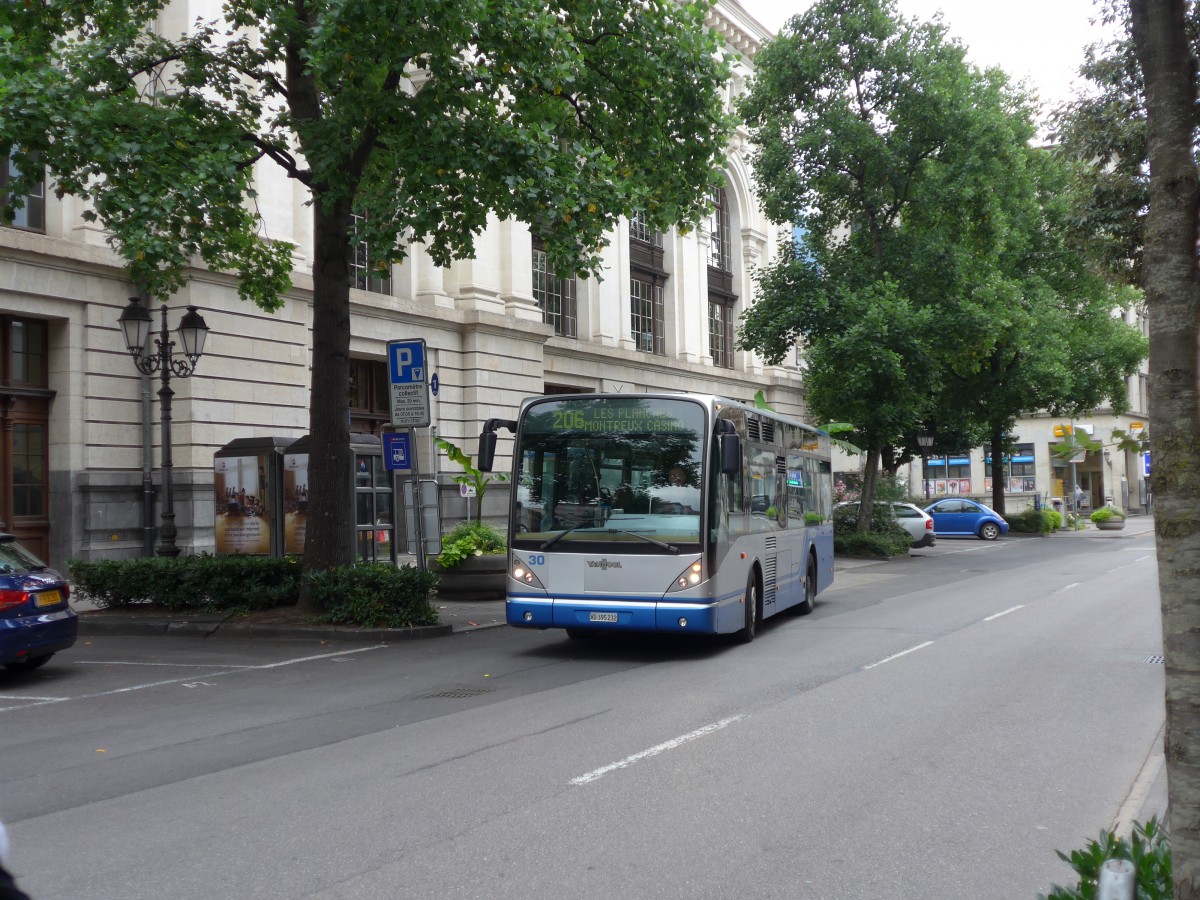 (154'386) - VMCV Clarens - Nr. 30/VD 395'232 - Van Hool am 23. August 2014 beim Bahnhof Montreux