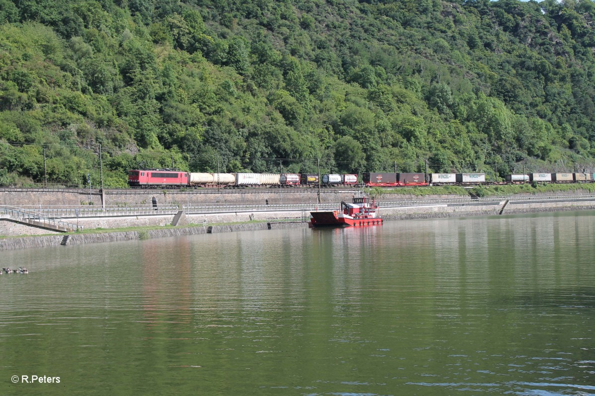 155 036-7 erreicht gleich St. Goarshausen mit einem Wechselpritschenzug. 16.07.14