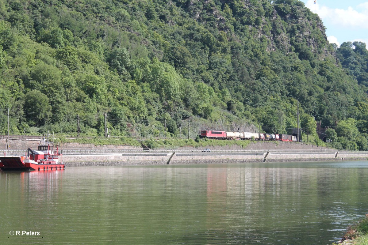 155 036-7 verlässt den Loreley Tunnel bei St. Goarshausen mit einem Wechselpritschenzug. 16.07.14