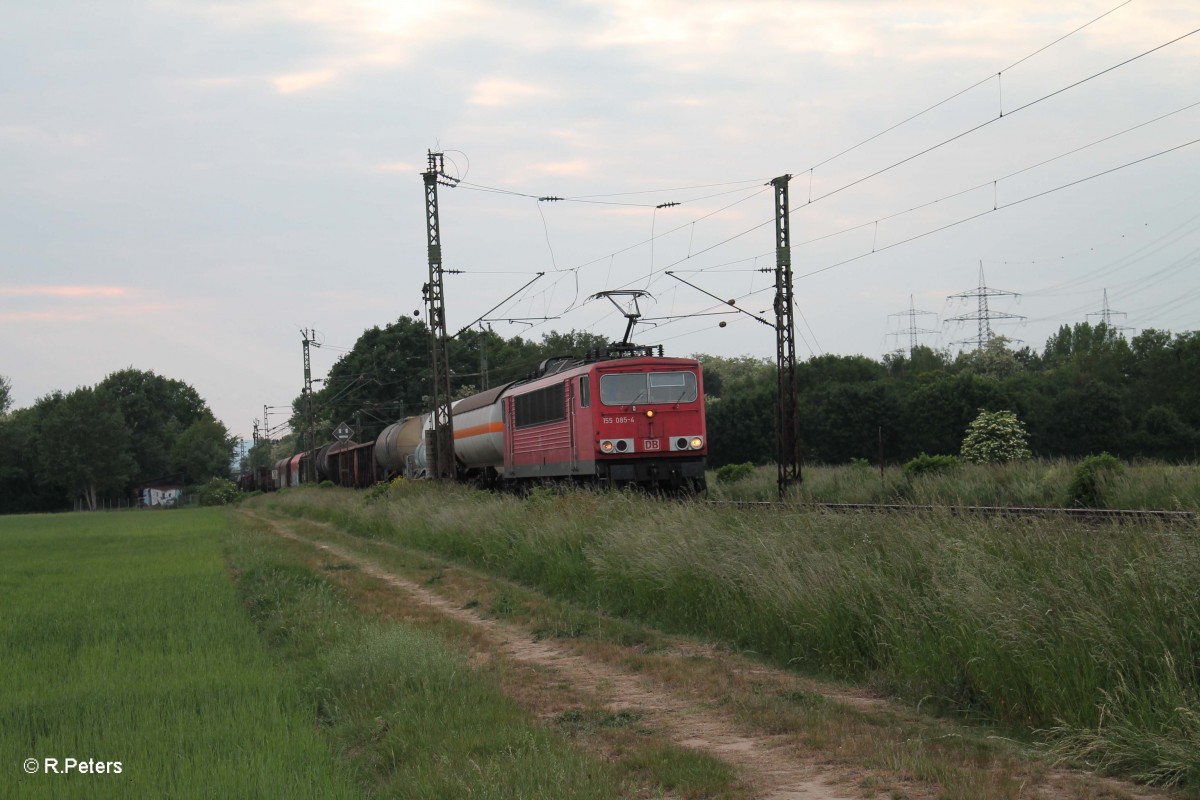 155 085-4 zieht einen gemischten Güterzug bei der Stromkreistrennstelle Bischofsheim. 22.05.15