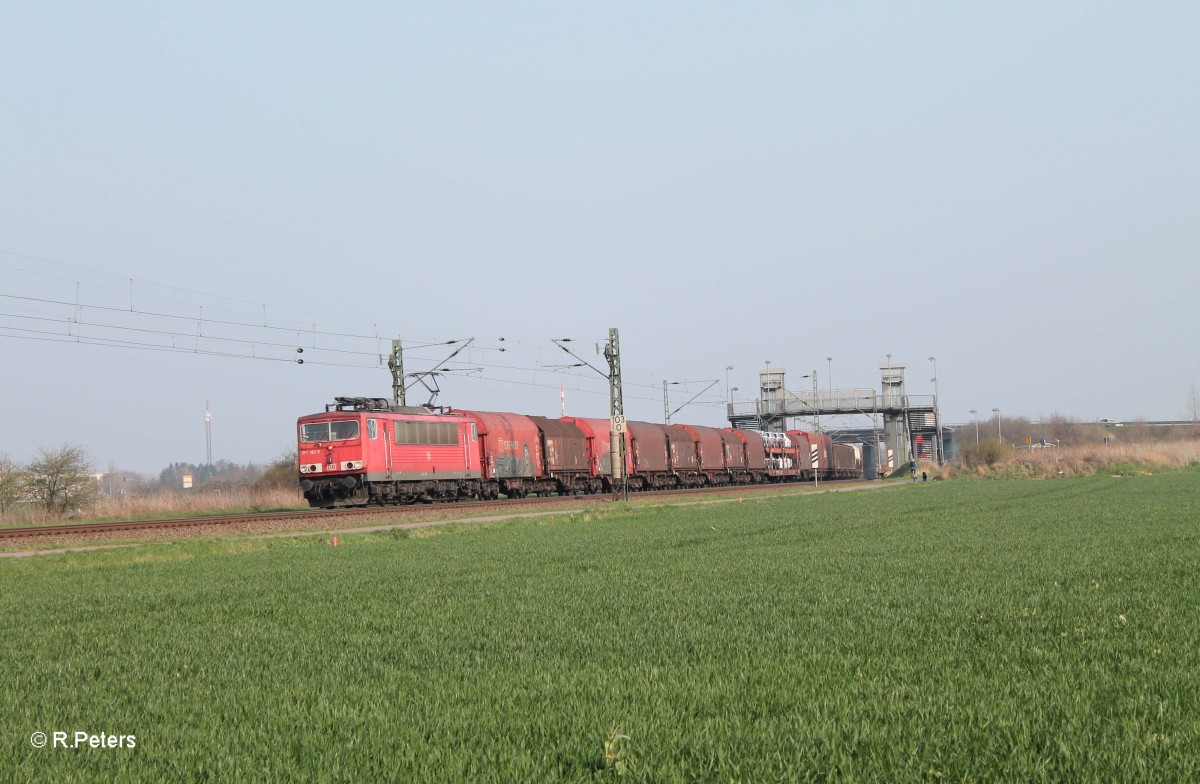 155 182-9 mit einem langen gemischten Güterzug bei Schkeuditz West in Richtung Halle/Saale. 29.03.14