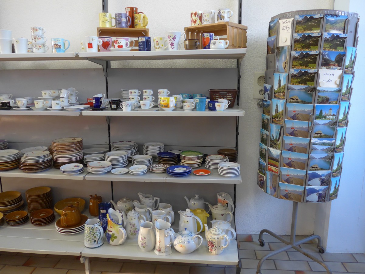 (155'271) - Die Geschirrabteilung mit dem Ansichtskartenstnder im BrockiShop am 16. September 2014