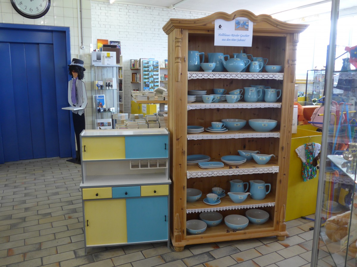 (155'368) - Kleines Kchenschrnkli + hellblaues Rssler-Geschirr am 25. September 2014 im BrockiShop
