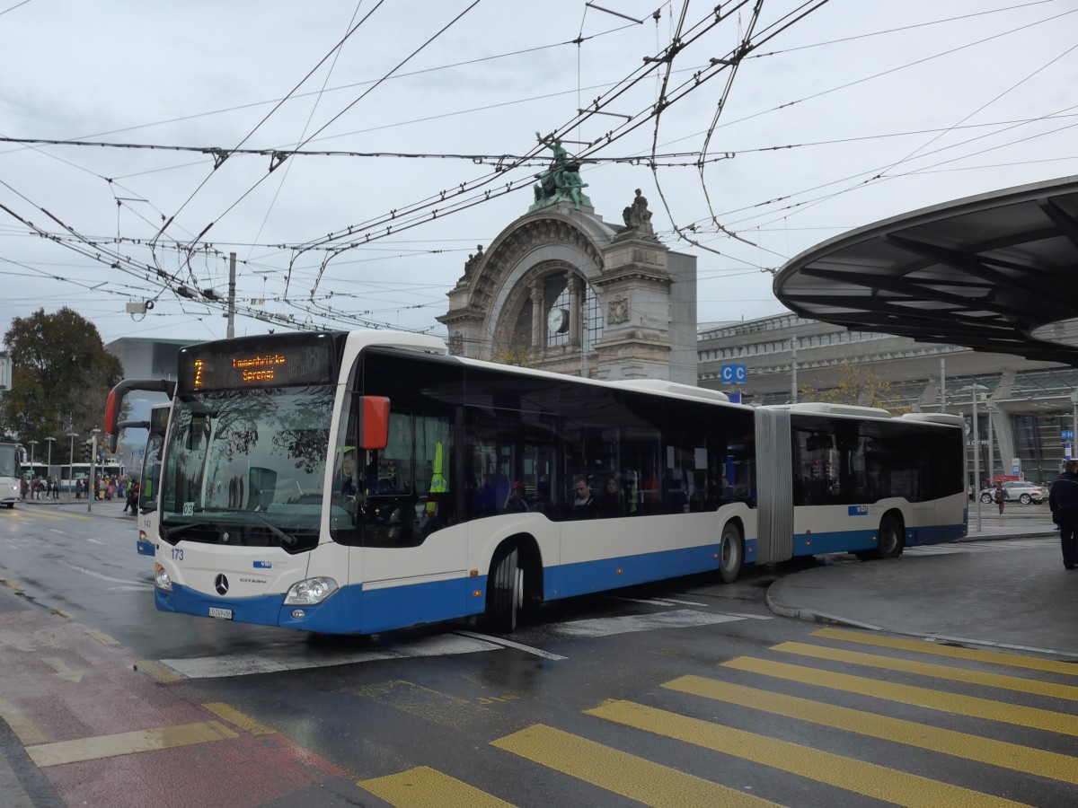 (156'034) - VBL Luzern - Nr. 173/LU 249'486 - Mercedes am 25. Oktober 2014 beim Bahnhof Luzern