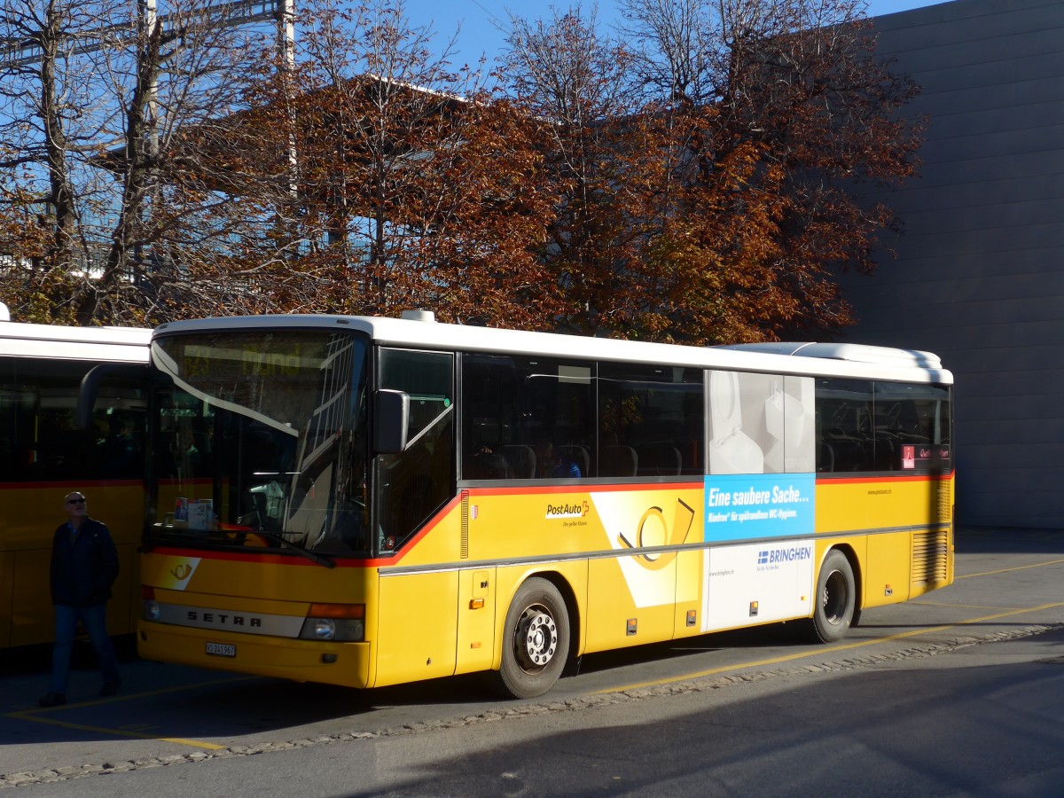 (156'341) - PostAuto Wallis - VS 241'967 - Setra am 31. Oktober 2014 beim Bahnhof Brig