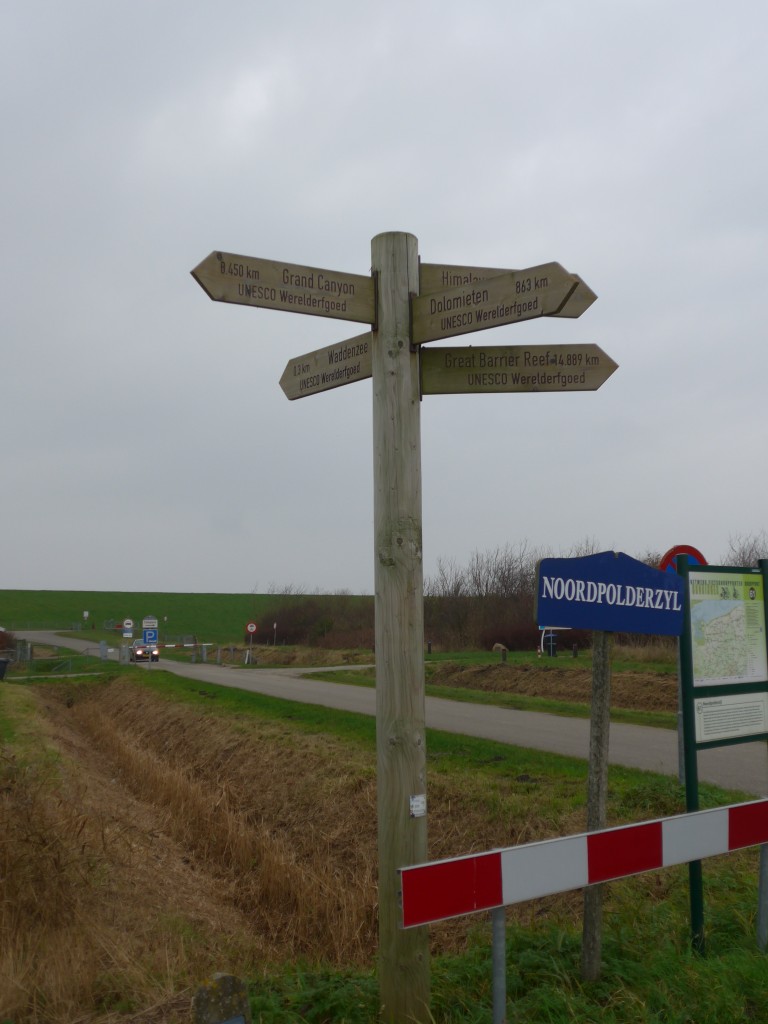 (156'723) - Wegweiser in alle Welt am 18. November 2014 in Noordpolderzyl 