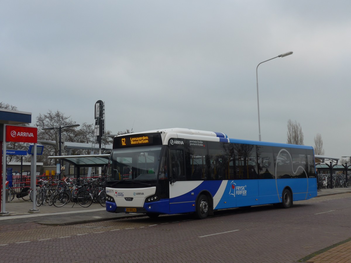 (156'751) - ARRIVA - Nr. 8575/34-BBG-6 - VDL am 19. November 2014 beim Bahnhof Buitenpost