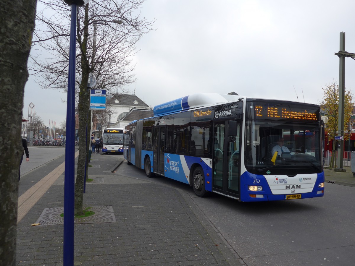 (156'775) - ARRIVA - Nr. 252/BV-HH-10 - MAN am 19. November 2014 beim Bahnhof Leeuwarden