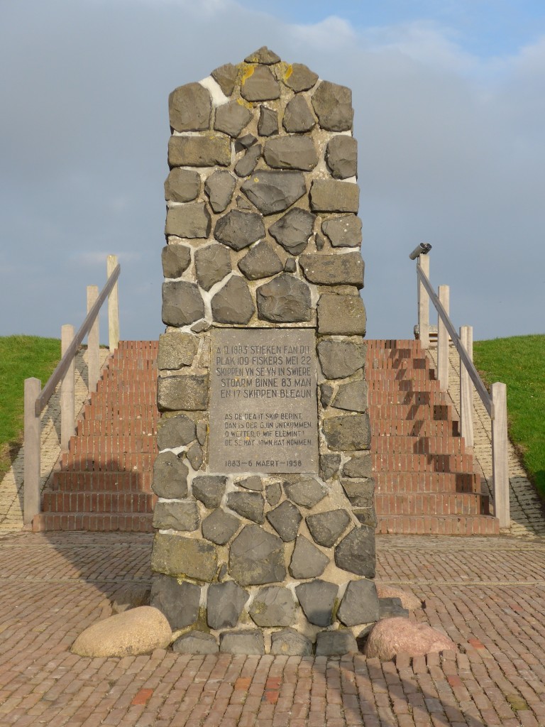 (156'829) - Gedenksttte fr verunfallte Seeleute am 19. November 2014 in Moddergat