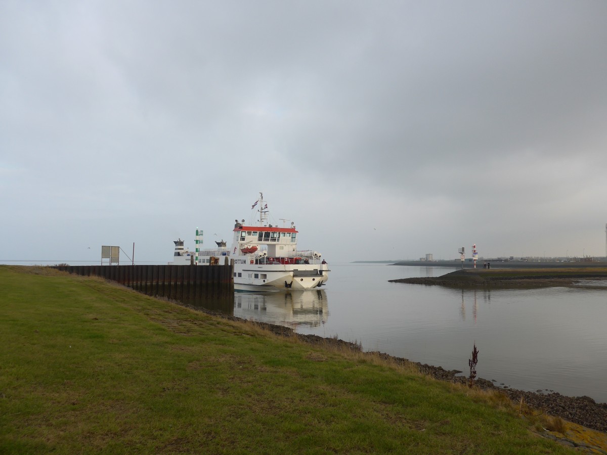 (156'840) - Die Fhre Rottum luft am 19. November 2014 in den Hafen von Lauwersoog ein