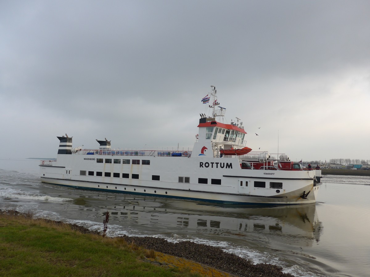 (156'842) - Die Fhre Rottum luft am 19. November 2014 in den Hafen von Lauwersoog ein