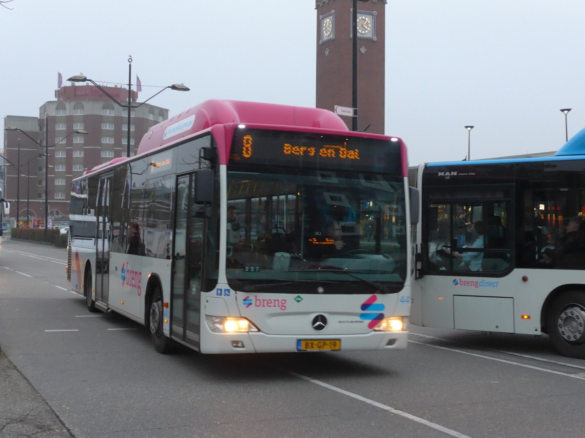 (157'089) - Breng, Ijsselmuiden - Nr. 4483/BX-GP-19 - Mercedes am 20. November 2014 beim Bahnhof Nijmegen