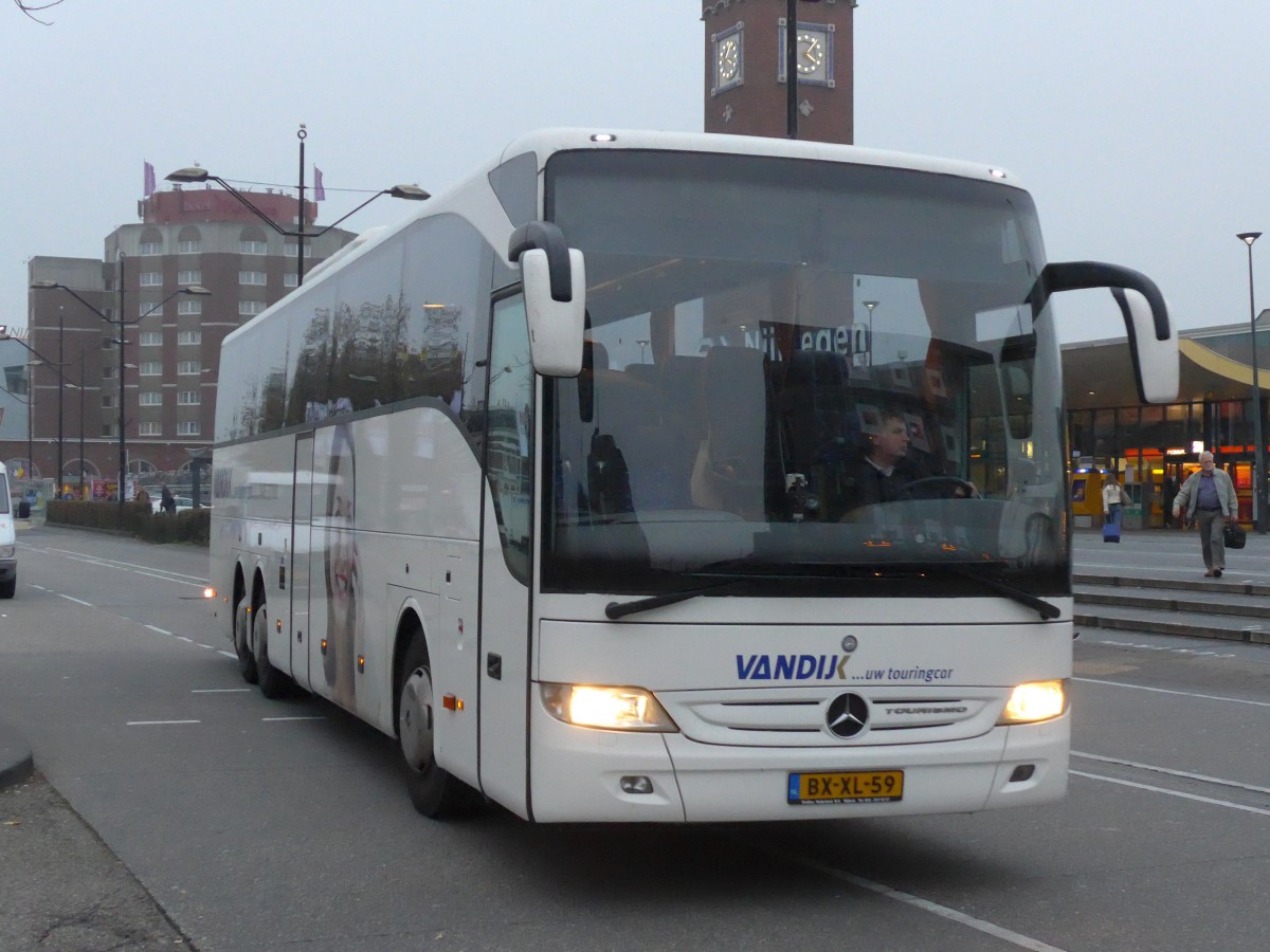 (157'090) - Van Dijk, Cuijk - BX-XL-59 - Mercedes am 20. November 2014 beim Bahnhof Nijmegen