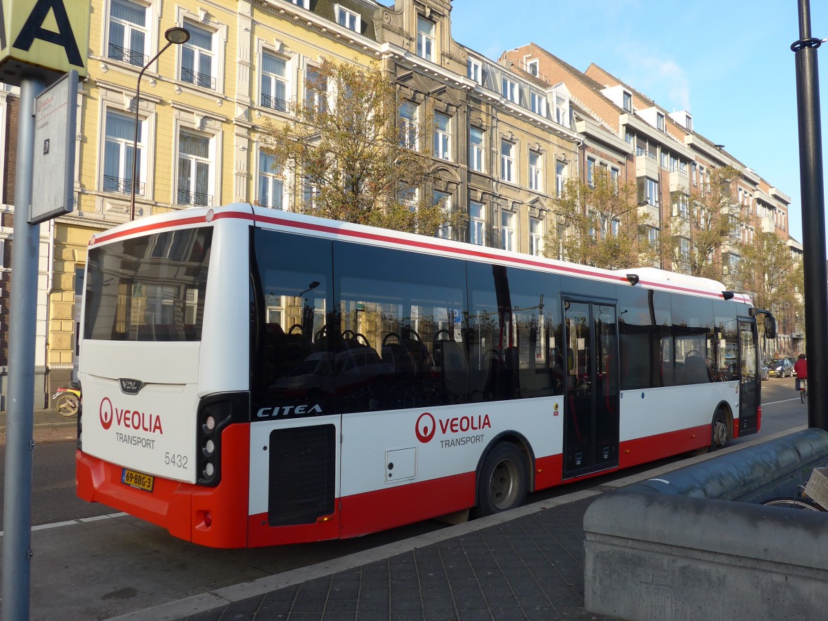 (157'133) - VEOLIA - Nr. 5432/69-BBG-3 - VDL am 21. November 2014 beim Bahnhof Maastricht