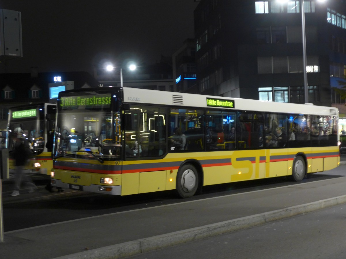 (157'515) - STI Thun - Nr. 97/BE 577'097 - MAN am 25. November 2014 beim Bahnhof Thun