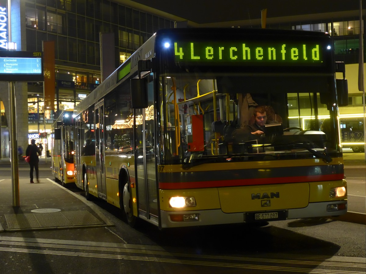 (157'583) - STI Thun - Nr. 97/BE 577'097 - MAN am 28. November 2014 beim Bahnhof Thun